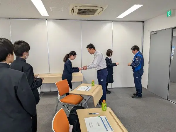 職場体験　名刺交換風景